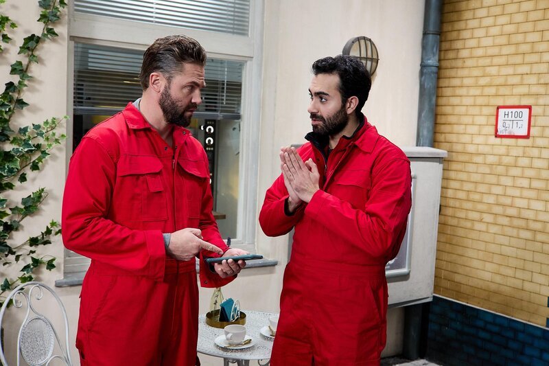 Baris (Metehan Demiröz, r.) und Bambi (Ben Heinrich) wird unwohl klar, dass sie die Aktion früher als geplant starten müssen. – Bild: RTL /​ Kai Schulz /​ Auf einsamer Mission