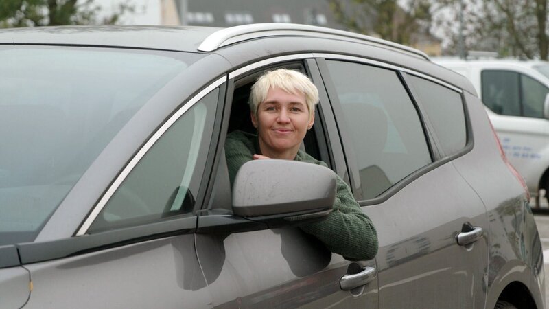 Moderatorin Susi Preissl im Auto auf den Weg nach Bayern. – Bild: ORF/​Bernhard Werany