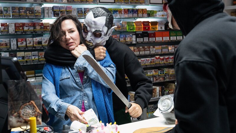 Die Chefin Die von der anderen Seite Zwei Maskierte überfallen einen Kiosk und bedrohen die Kioskbetreiberin mit einer Machete: Anna Grisebach als Anna Zeitler (l.) – Bild: SRF/​ZDF/​Michael Marhoffer