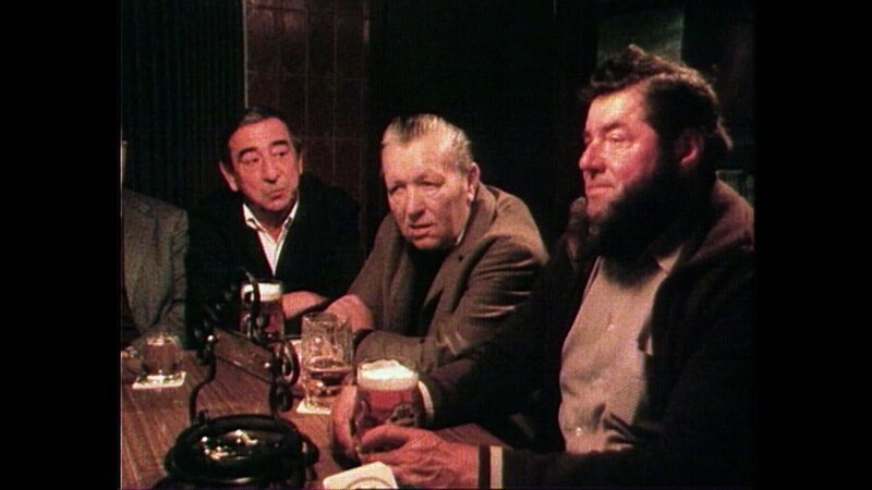 Der Stammtisch ist beeindruckt. – Bild: BR/​SWR