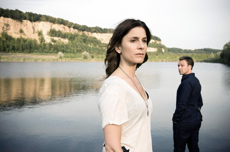 Judith (Christina Hecke) und Freddy (Robin Sondermann) vor dem See – Bild: PLURIMEDIA (ZDF /​ Network Movie)