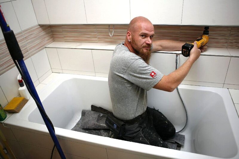 Auch das Bad nimmt langsam Form an … – Bild: RTL II