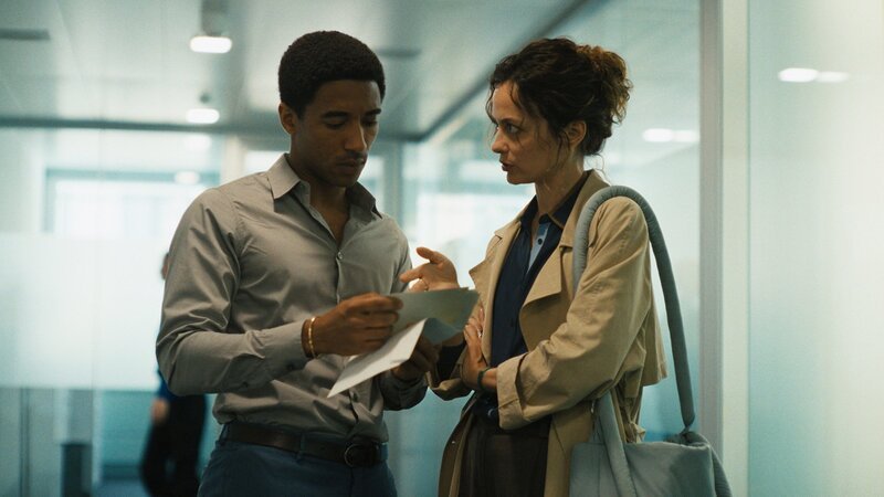 Auf der Suche nach Antworten: Alberto Malanchino als Andrea Cavadini, Gaia Messerklinger als Anna Romano – Bild: SRF/​RSI/​Hugofilm