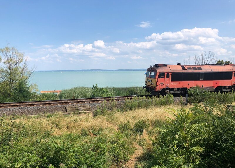 Am Nordufer des Plattensees verläuft die Bahnlinie teilweise direkt am See. – Bild: Alexander Schweitzer /​ BR, SWR