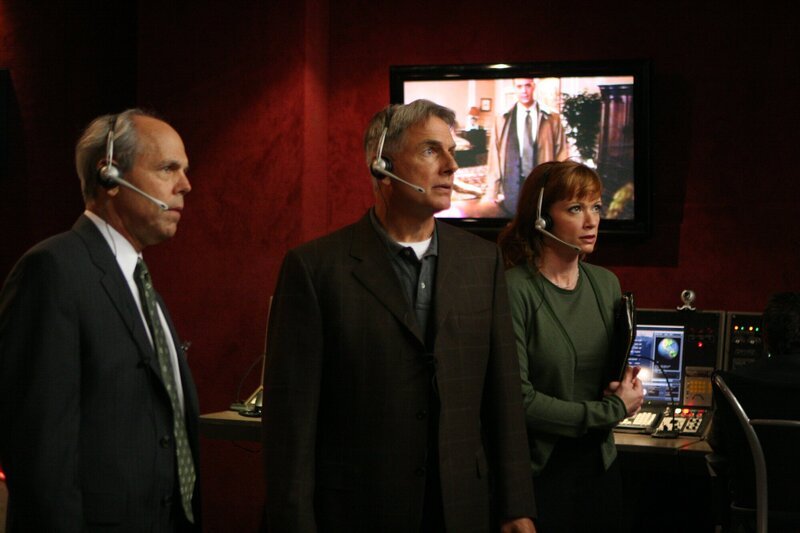 FBI Agent Fornell, Gibbs und Shepard beobachten ihre Undercover Kollegen am Bildschirm. – Bild: CBS BROADCASTING INC.