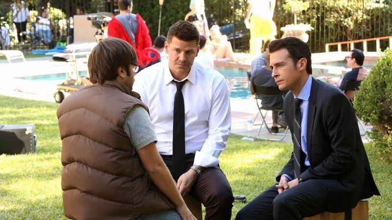 Bei den Dreharbeiten eines trashigen Films suchen Booth (David Boreanaz) und Aubrey (John Boyd, r.) nach Hinweisen und befragen den neuen Regisseur Kirby Lee (Charlie Saxton, l.). – Bild: TVNOW /​ FOX