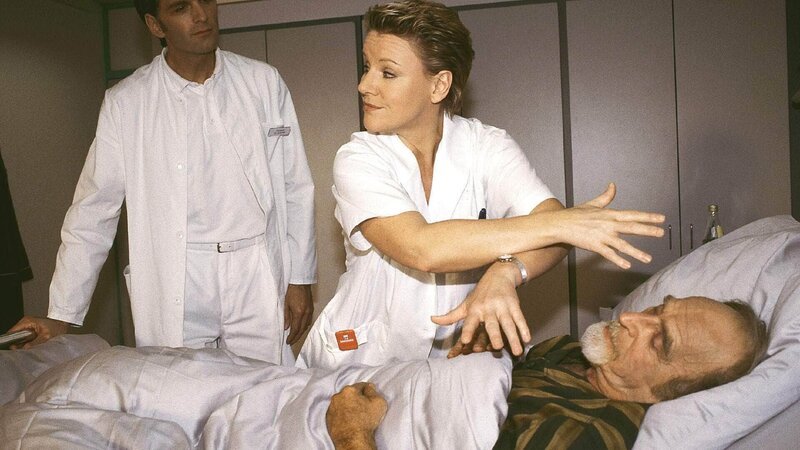 Pssst, Dr. Schmidt (Walter Sittler, l.)! Nikola (Mariele Millowitsch) hat Herrn Pakulat gerade zum Schlafen gekriegt. – Bild: Foto: RTL /​ Guido Engels