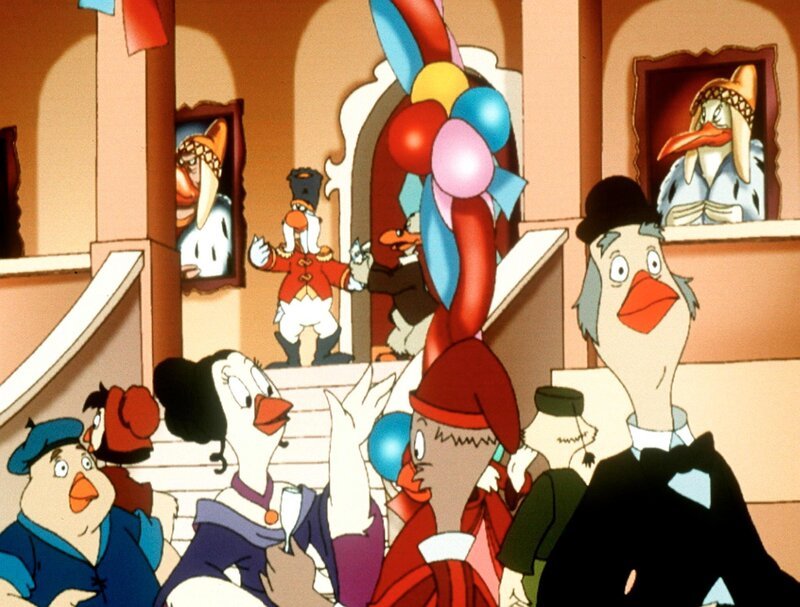 „Die Jagd nach dem Kju Wang“, „Die Überraschungsparty.“ Raubvogel Yagor hat nur ein Ziel: den unermesslich wertvollen Kju Wang von Herzog Cirillo zu stehlen und Herrscher von Venedig über den Wolken zu werden. Er kommt seinem Ziel schon sehr nah, als Ardelia, die Schwester des Herzogs, eine gigantische Überraschungsparty zu Cirillos Geburtstag plant. Über die Zeitung sucht sie einen Innenausstatter und Yagor bewirbt sich um diese Stelle. Ardelia stellt ihn ein und Yagor kann sich frei im Palast bewegen. Aber er hat sich verrechnet – er fliegt wieder hinaus. Doch Yagor gibt nicht auf: Als nächstes schleust sich sein Assistent Sgarry auf der Party als Gast ein und schafft es tatsächlich, unauffällig bis ins Turmzimmer vorzudringen und den kostbaren Stein, den Kju Wang, zu stehlen. Er hinterlässt einen hinterhältigen Erpresserbrief am Tatort. – Bild: ORF/​EBU