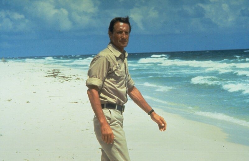 Nach wiederholten Zwischenfällen an der Küste Amitys schlägt Polizeichef Martin Brody (Roy Scheider) vor, den Strand zu sperren. Die Stadtverwaltung hingegen, möchte die bevorstehende Badesaison nicht gefährden … – Bild: MBMP