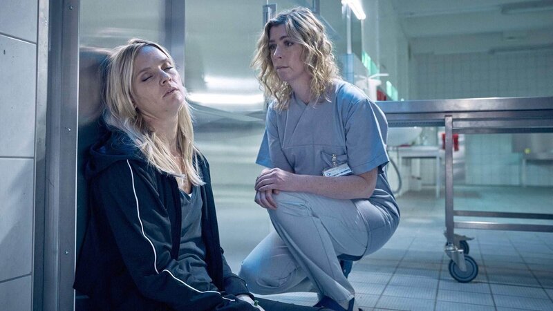 Die Bewusstlose Vicky (Pia Stutzenstein) wird von Monika (Brigitte Zeh) gefunden, was hat sie vor? – Bild: TVNOW