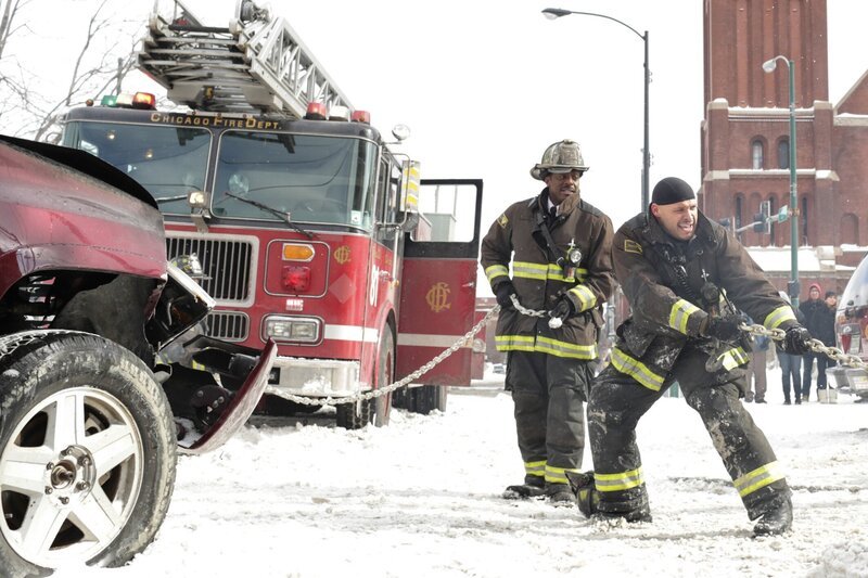 CHICAGO FIRE -- „A Rocket Blasting Off“ Episode 216 -- Pictured: Eamonn Walker as Wallace Boden, Joe Minoso as Joe Cruz -- (Photo by: Elizabeth Morris/​NBC) – Bild: NBCUniversal Media, LLC