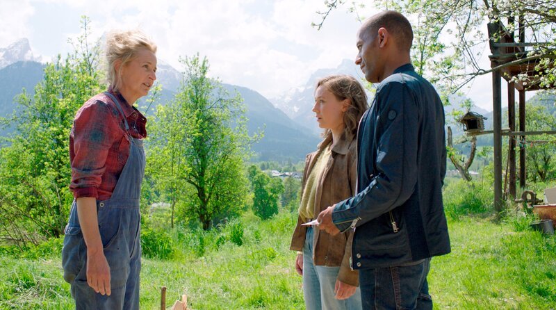 Jerry Paulsen (Peter Marton, r.) und Sophia Strasser (Katharina Leonore Goebel, 2.v.r..) geben Gitte Schiller (Franziska Schlattner, l.) preis, dass ihr Mann eine neue Frau geheiratet hat. – Bild: ARD/​Lucky Bird Pictures/​Kilian Pfeiffer