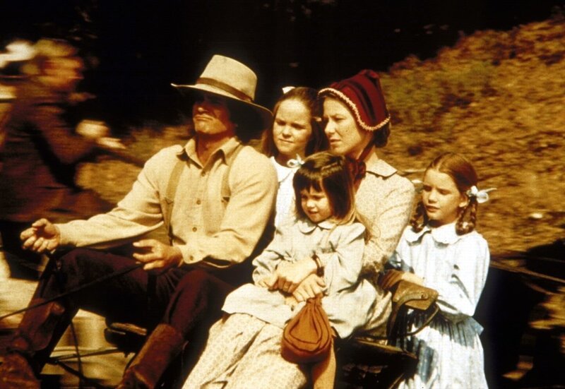 Die Familie Ingalls fährt zum Gottesdienst: (v.l.n.r.) Charles (Michael Landon), Mary (Melissa Sue Anderson), Carrie (Lindsay Sidney Greenbush), Caroline (Karen Grassle) und Laura (Melissa Gilbert). – Bild: Sat.1 Gold