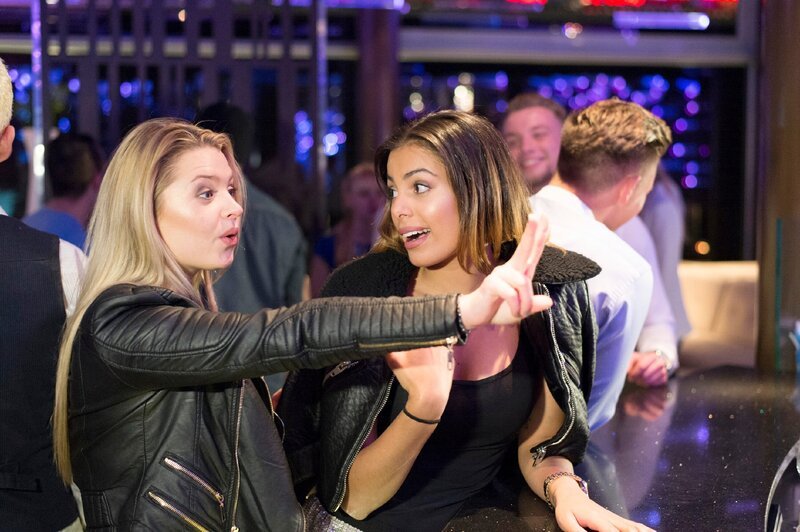 Vicky (Elizabet Bezgrebelnaya l.) lässt sich von Celine (Janet Annecca) mitreißen. – Bild: RTL /​ Christoph Assmann