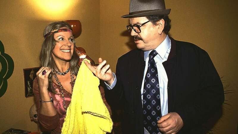 Familientreffen einmal anders: Peter Millowitsch spielt in einem Rückblick den Vater von Nikola (Mariele Millowitsch). Und der fragt sich: Wem gehört die Unterhose? – Bild: RTL /​ Guido Engels