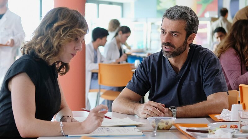 Vier Augen sehen mehr: Elisa Di Eusanio als Dr. Teresa Maraldi, Luca Argentero als Dr. Andrea Fanti – Bild: SRF/​SONY Pictures