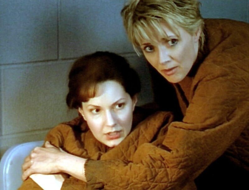 Brenna (Alison Matthews, li.) wurde von Administrator Caulder angeschossen, als sie SG-1 nach Hause schicken wollte. Thera (Amanda Tapping), oder jetzt wieder Carter, versucht ihr zu helfen. – Bild: RTL II