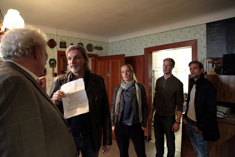 Die Soko kommt mit dem Durchsuchungsbeschluss ins Gasthaus zu Kurt und Toni Saller. – Bild: Bavaria Media