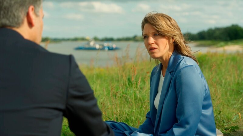 Richard (Florian Odendahl) entscheidet in letzter Sekunde, Lou (Eva-Maria Grein von Friedl r.) nicht vor den Investoren bloßzustellen. – Bild: NDR