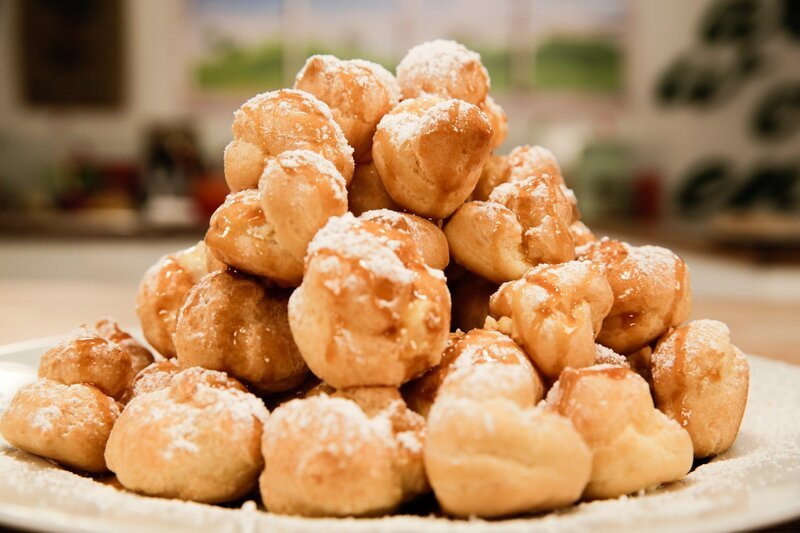 Profiterole-Pyramide. – Bild: ORF 1