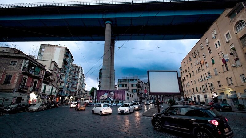 Piazza Ottocalli – die Strassenkreuzung in Neapel mit dem Caruso Mural. – Bild: HR/​Patrick Waldmann