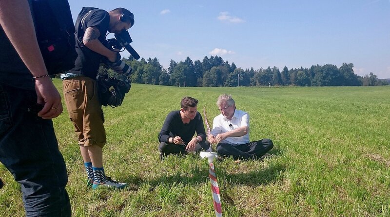 Hunger als Friedensstifter: Während die Kriegsherren noch verhandelten, schlossen die Soldaten Frieden und teilten genau auf der Landesgrenze ihre Suppe miteinander. Die berühmte Kappeler Friedenssuppe. – Bild: MDR/​EIKON Nord