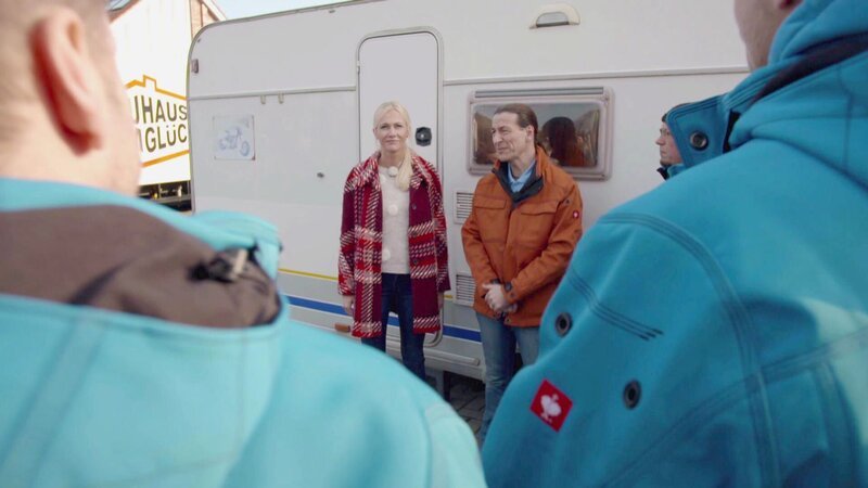 Familie Schmidt freut sich auf die Unterstützung des „zuhause im Glück“ Expertenteam. v.l.: Resi Colter, John Kosmolla – Bild: RTL II, Henkel, UFA Show & Factu