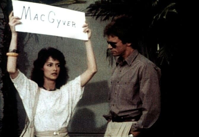 Chris Rhodes (Doran Clark, l.) versucht, MacGyver (Richard Dean Anderson, r.) auf sich aufmerksam zu machen. – Bild: ProSieben Media AG