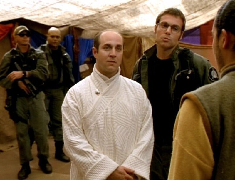 Jackson (Michael Shanks, 2ter re.) ¸berredet Lotan (Brian Markinson, mi.) mit ihm die Enkaraner zu besuchen. Er stellt ihm Eliam (Alessandro Juliani, re.) vor. Er hofft so das Gewissen von Lotan beeiflussen zu k^nnen. Colonel O’Neill (Richard Dean Anderson, li.) und Teal’c (Christopher Judge) beobachten diese Action skeptisch … Das SG-1-Team steht zwischen zwei extraterrestrischen Zivilisationen, die den selben Planeten kolonisieren wollen. Doch die Ansiedlung der einen bedeutet die sichere Ausrottung der anderen Zivilisation … – Bild: RTL II