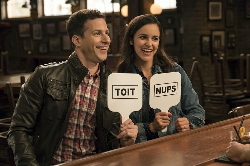 Jake Peralta (Andy Samberg, l.); Amy Santiago (Melissa Fumero, r.) – Bild: 2018 UNIVERSAL TELEVISION LLC. All rights reserved. /​ John P. Fleenor Lizenzbild frei