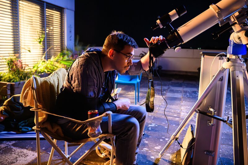 Simon Hertz (Ivan Bariši?, l. liegend) und Emilio Estrella (Henry Arturo Jimenez Morales, r.) – Bild: Julia Feldhagen /​ ZDF