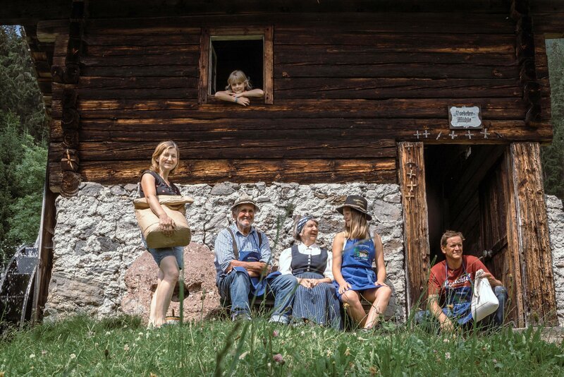 Helene, Juliana, Leopold, Brigitte, Esther und Mario Lugger. – Bild: ORF/​Epo-Film/​Nela-Valentina Pichl