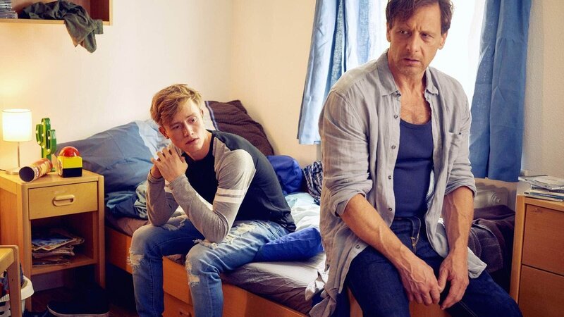 Stefans (Hendrik Duryn, r.) neuer Schüler Clemens (Fabian Jaray) ist taub. Seine Erzählungen über den wahren Grund seines Verhaltens schockieren Stefan. – Bild: RTL /​ Frank Dicks