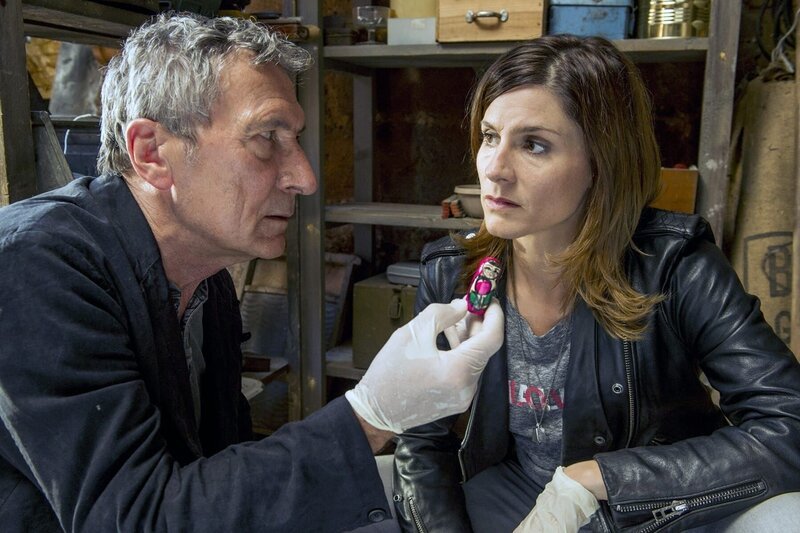 Markus Zerner (Rudolf Kowalski) und Judith Mohn (Christina Hecke) finden eine kleine Holzfigur. Halten sie den entscheidenden Hinweis in der Hand? – Bild: PLURIMEDIA (ZDF /​ Manuela Meyer)
