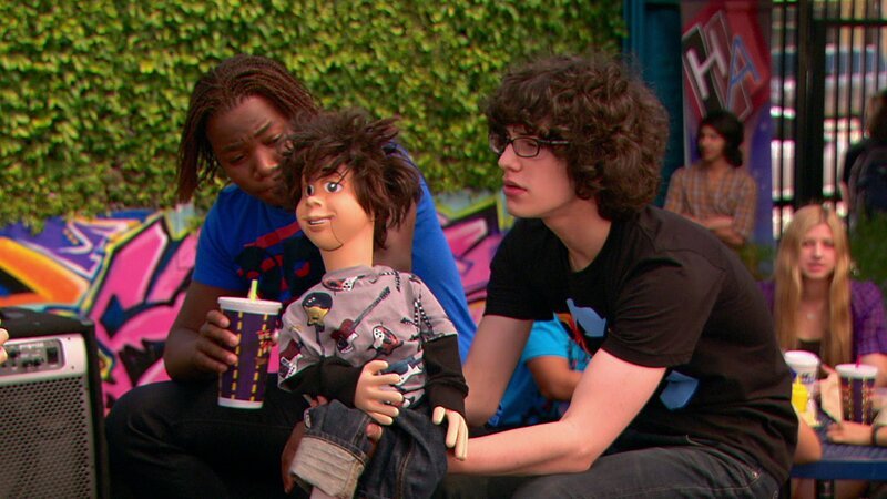 L-R: Andre Harris (Leon Thomas III), Rex, Robbie Shapiro (Matt Bennett) – Bild: ViacomCBS