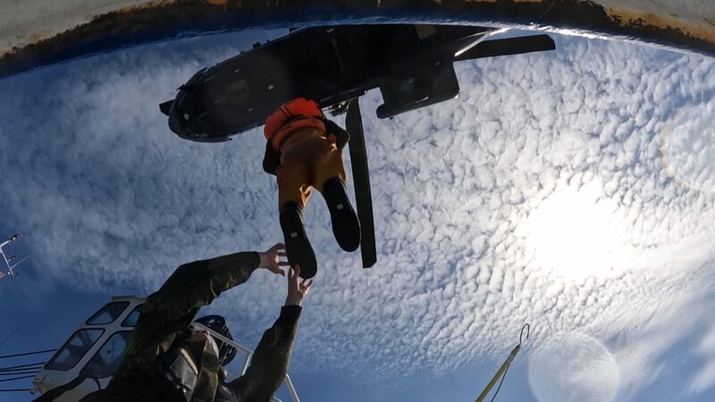 Rettungsübung über der Nordsee: Ein Besatzungsmitglied wird per Winde aufgenommen – Präzision und Vertrauen sind entscheidend. – Bild: WELT