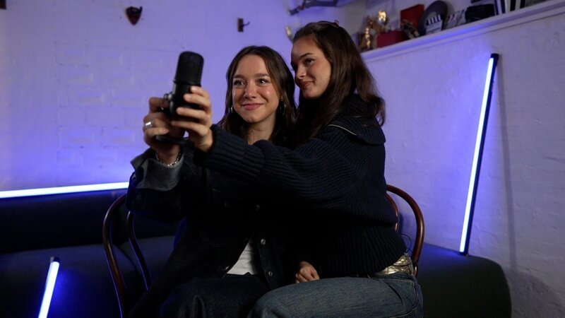 Videogruß an Kollegin Hanna: Das Berliner Podcast-Trio von „She’s talking“ produziert inzwischen auch von unterschiedlichen Orten aus. Da müssen nicht nur die Hörer*innen upgedatet werden, was gerade im Leben der jeweils anderen passiert. – Bild: ZDF und Patrick Meyer-Clement