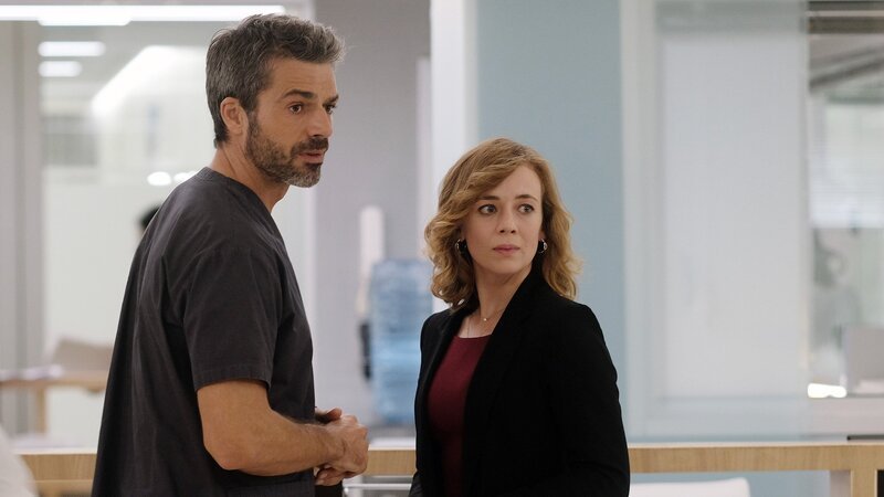 In Sorge um eine Patientin: Luca Argentero als Dr. Andrea Fanti, Sara Lazzaro als Dr. Agnese Tiberi – Bild: SRF/​SONY Pictures