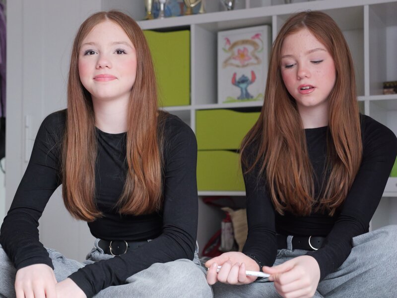 Die eineiigen Zwillinge wissen noch nicht, wie der Wettkampf ausgehen wird: Wer wird am Ende von ihnen auf dem Podest stehen? – Bild: hr/​Katrin Wegner