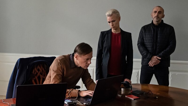 Das Team des russischen Geheimdiensts um Anna Kasharina (Lise Risom Olsen, M.) trackt das Handy von June. – Bild: Henrik Petit /​ ZDF