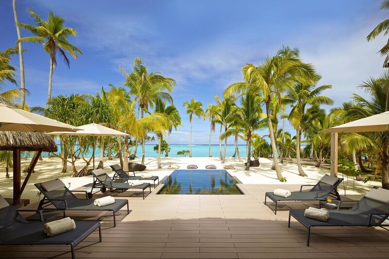 A villa pool at The Brando Hotel, French Polynesia. – Bild: SRF/​BBC