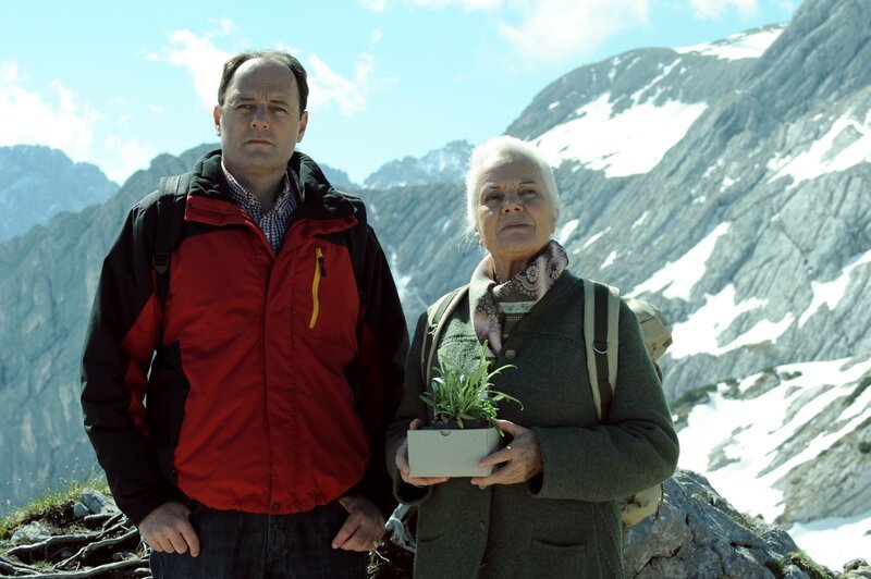 Hubert versucht in der Natur einen klaren Kopf zu bekommen. Von links: Hubert Kirchleitner (Bernhard Ulrich) und Theresa Brunner (Ursula Erber). – Bild: BR/​Marco Orlando Pichler