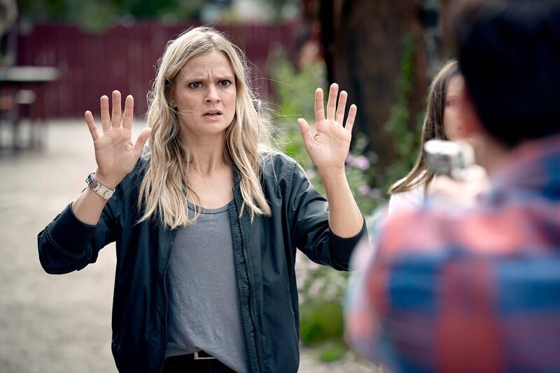 Rupert (Tobias John von Freyend) läuft Amok und droht mit einer Waffe. Vicky (Pia Stutzenstein) versucht die Situation zu deeskalieren. – Bild: TVNOW /​ Guido Engels