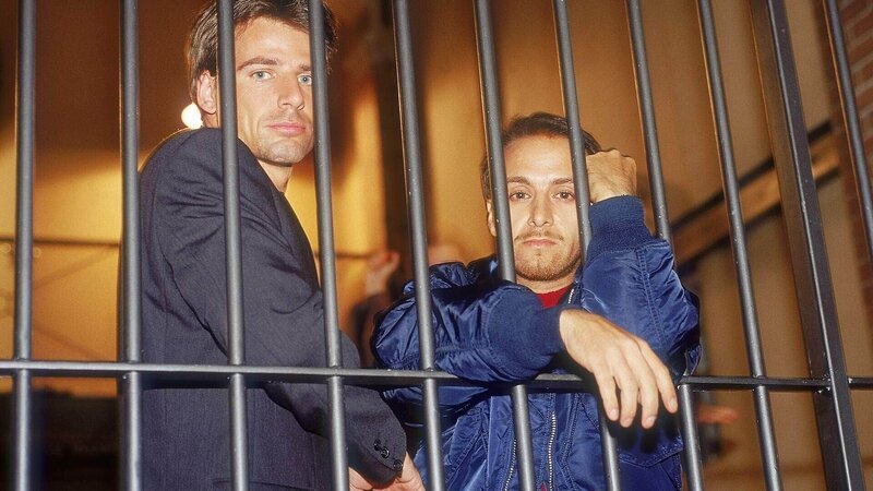 Tom (Rene Steinke, li.) und Semir (Erdogan Atalay) finden sich plötzlich im Gefängnis wieder, weil sie angeblich einen Informanten getötet haben. Die Lage der beiden Polizisten scheint aussichtslos … – Bild: MG RTL D