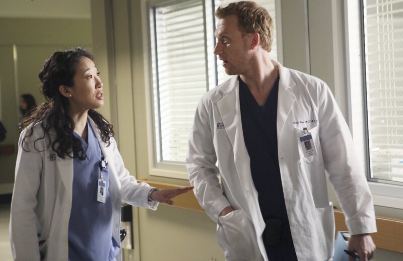 Das Ärzteteam um Cristina (Sandra Oh, l.) und Owen (Kevin McKidd, r.) muss sich um den Kapitän eines Krabbenkutters kümmern, der von einem riesigen Haken aufgespießt wurde … – Bild: American Broadcasting Companies, Inc.