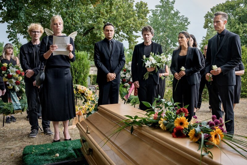 Wie findet man die richtigen Abschiedsworte? Bei Jans letzten Worten bleibt kein Auge trocken. Von links: Eine Trauernde (Komparsin), Paul Zimmermann (Peter Laser), Ina Zimmermann (Melanie Marschke) Staatsanwalt Binz (Michael Rotschopf), Tom Kowalski (Steffen Schroeder), Kim Nowak (Amy Mußul), Olivia Fareedi (Nilam Farooq), Moritz Brenner (Johannes Hendrik Langer) – Bild: Uwe Frauendorf /​ ZDF