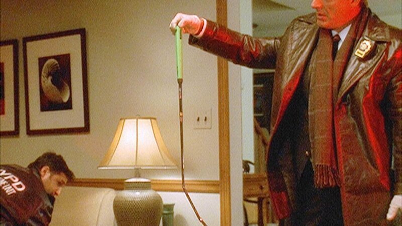 Detective Logan (Chris Noth) findet einen blutverschmierten Golfschläger: Ist es die Mordwaffe? – Bild: RTL