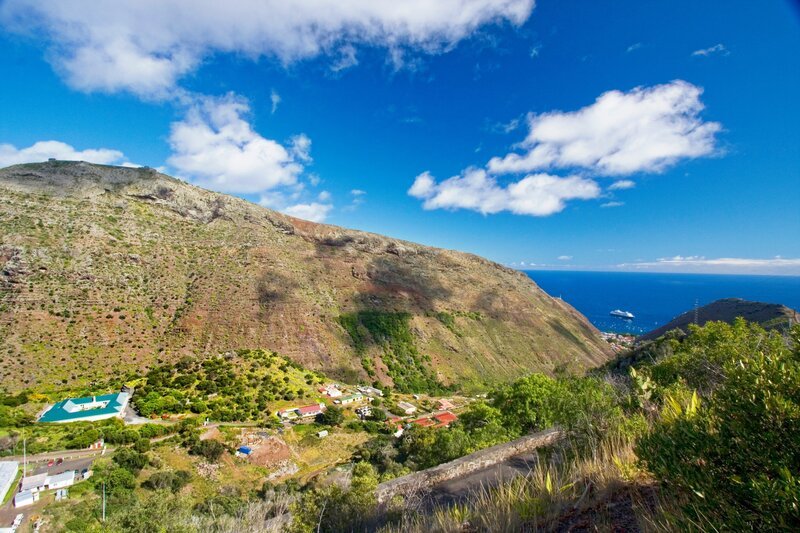 View across the countryside towards Jamestown & James Bay, St Helena. – Bild: Lisa Strachan /​ Lisa Strachan