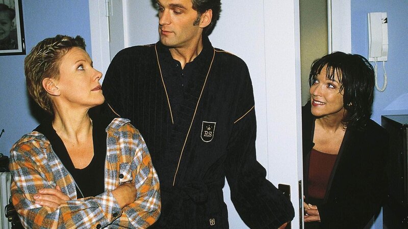 Monika (Eva Kryll, r.) glaubt, dass Schmidt (Walter Sittler) und Nikola (Mariele Millowitsch) doch zusammen passen. – Bild: MG RTL D