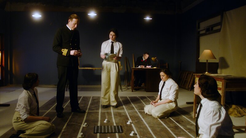 Gilbert Roberts (Andrew Havill, 2.vl.) und Jean Laidlaw (Molly Vevers, 3.v.l.) – Bild: A+E NETWORKS